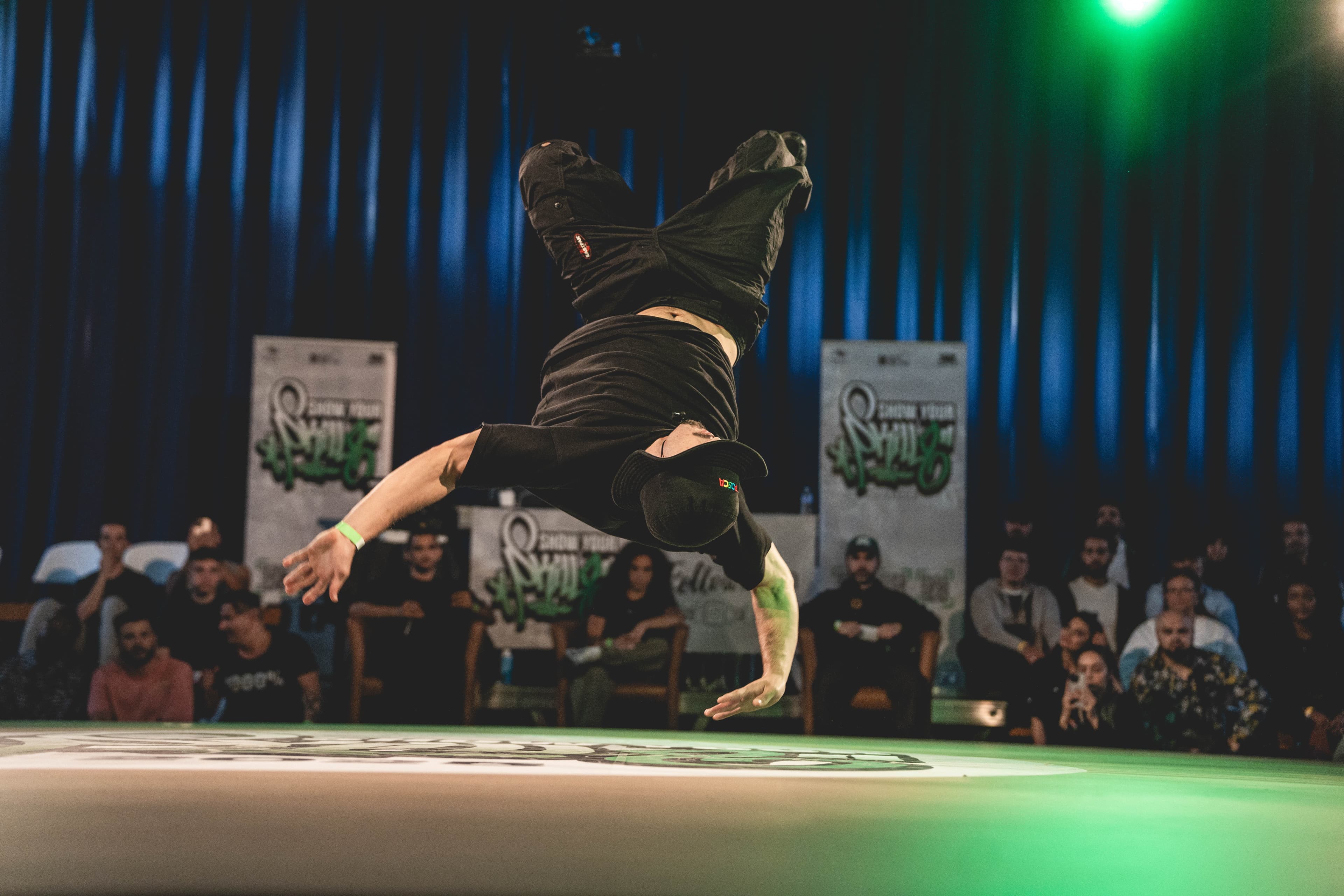 B-Boy en plein airflare lors du Show Your Skillz