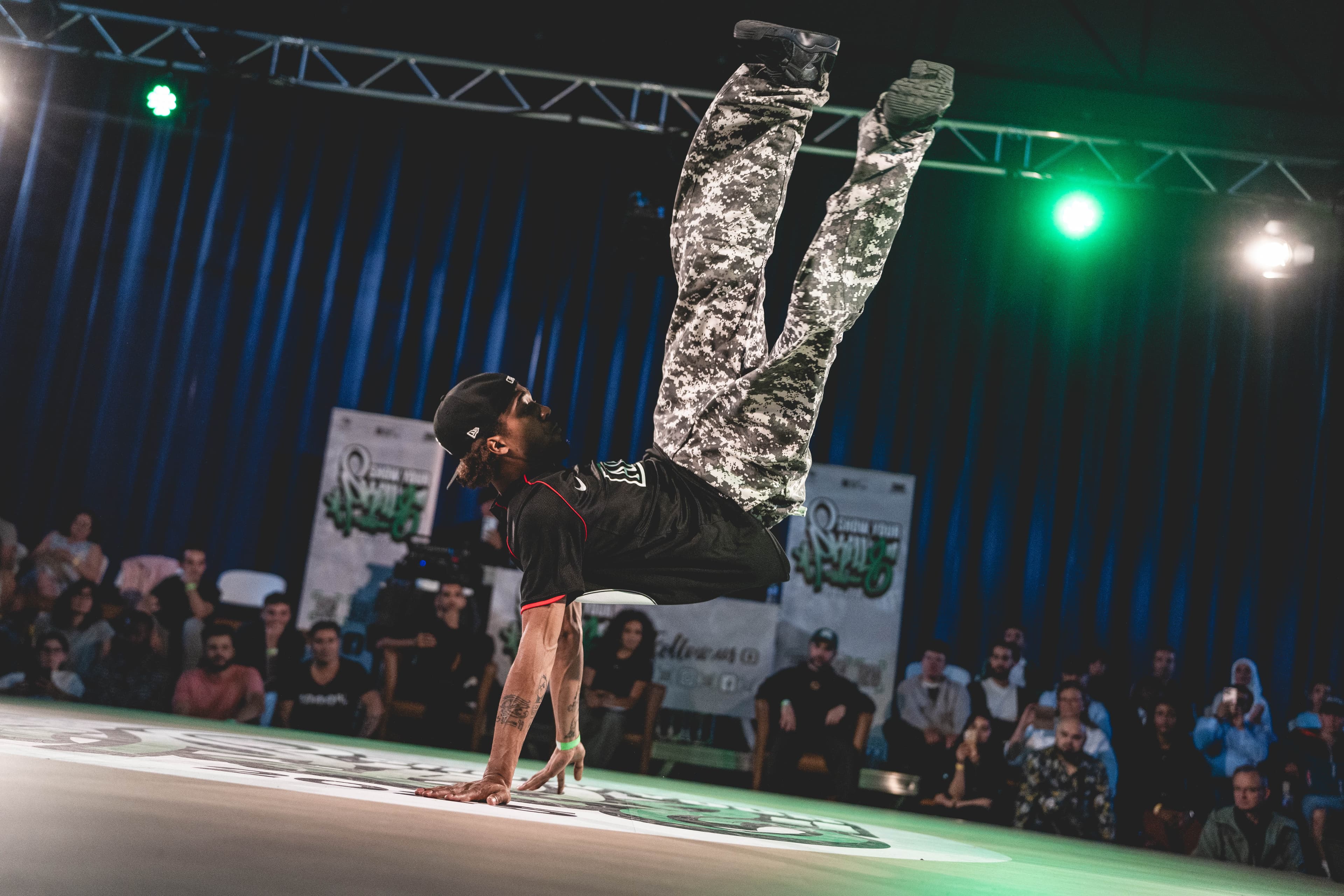 Un b-boy en plein power move devant le public de Show Your Skillz 2026